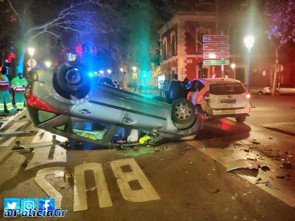 El turismo volcó tras chocar con el taxi, parado en un semáforo en rojo en la avenida del Hospicio.
