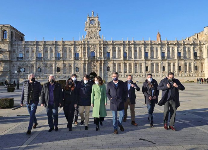 La presidenta del PP de Cantabria, María José Sáenz de Buruaga, junto a otros dirigentes del partido de distintos puntos de España acudde  al Congreso del PP de Castilla y León para respaldar a Alfonso Fernández Mañueco