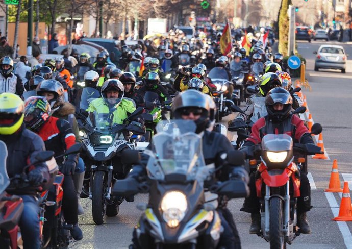Desfile de banderas de la 40 edición de la concentración motorista invernal Pingüinos.