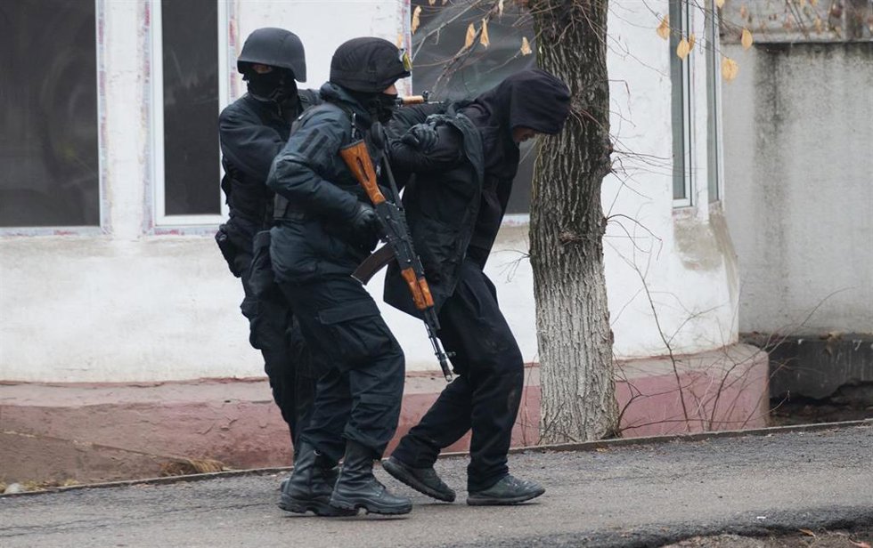 Un detenido durante la ola de protestas en Kazajistán
