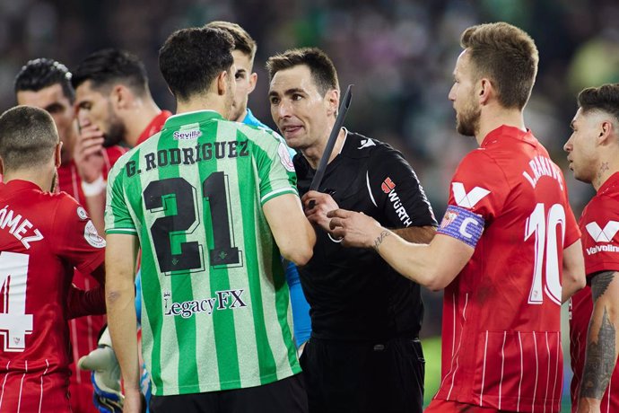 De Burgos, referee, takes the stick that a fan threw to Joan Jordan of Sevilla during the spanish league, the round of 16 of the Copa del Rey, football match played between Real Betis and Sevilla FC at Benito Villamarin stadium on January 15, 2022, in S