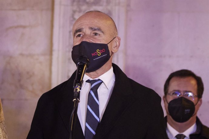 El Alcalde de Sevilla, Antonio Muñoz, se dirige a los niños y mayores durante la salida del Heraldo Real, a 4 de enero de 2022 en Sevilla (Andalucía, España)