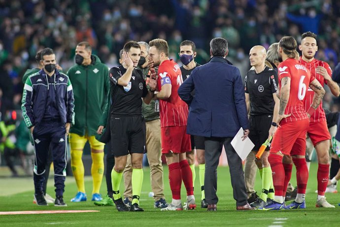 De Burgos, referee, takes the stick that a fan threw to Joan Jordan of Sevilla during the spanish league, the round of 16 of the Copa del Rey, football match played between Real Betis and Sevilla FC at Benito Villamarin stadium on January 15, 2022, in S