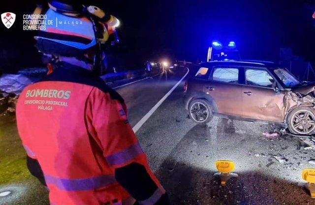 Un efectivo del Consorcio Provincial de Bomberos de Málaga tras intervenir en un accidente de tráfico en Alhaurín el Grande