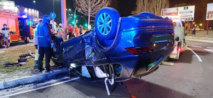 Estado en el que quedó uno de los vehículos, que llegó a volcar.