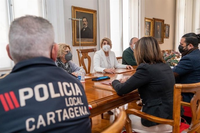Reunión entre Ayuntamiento, Policía Local y la empresa que da el servicio de teleasistencia en Cartagena