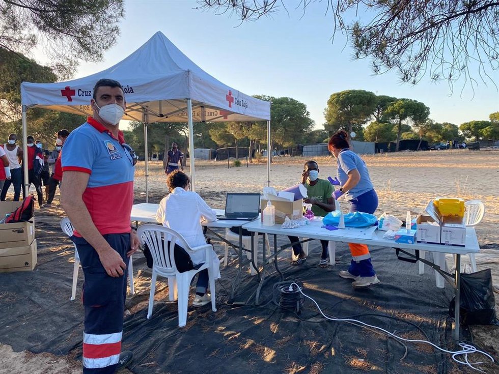 Archivo - Imagen de archivo de la campaña de vacunación en los asentamientos de migrantes en Huelva.
