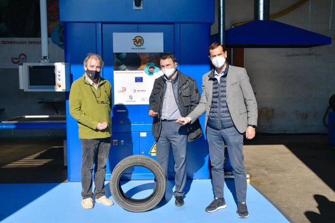 Fotos de la presentación y muestra de las pruebas de calzado, con Rafael Losana, Director del Centro tecnológico del Calzado; Rafael Martínez, jefe del Área de Iniciativas Estratégicas; José Manuel Ruiz López, responsable de Centros Tecnológicos