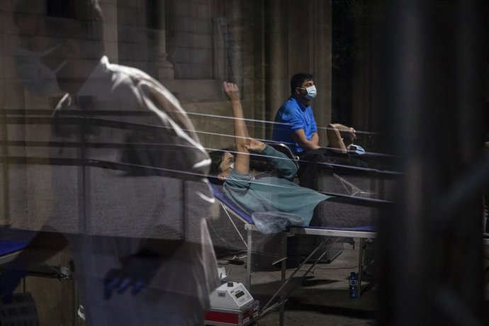 Donantes en un punto de donación de sangre.
