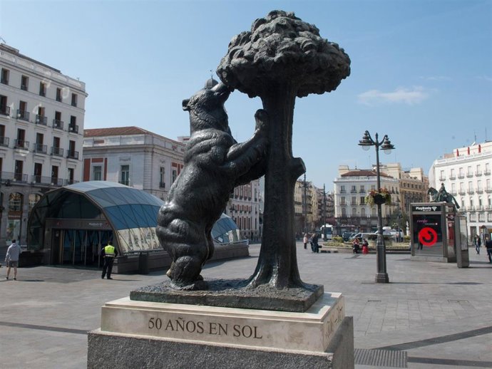 Archivo - El Oso y el Madroño en primer plano, con la Puerta del Sol detrás, vacía el primer día tras la entrada en vigor del Estado de Alarma, en Madrid