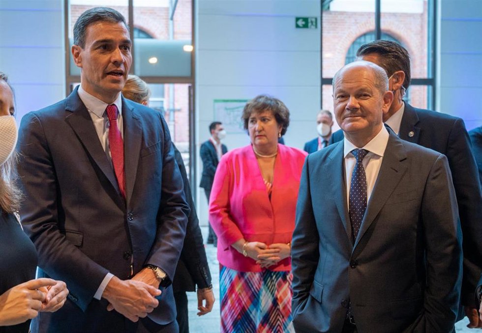 Archivo - El presidente del Gobierno, Pedro Sánchez, y el actual canciller alemán, Olaf Scholz, en una foto de archivo