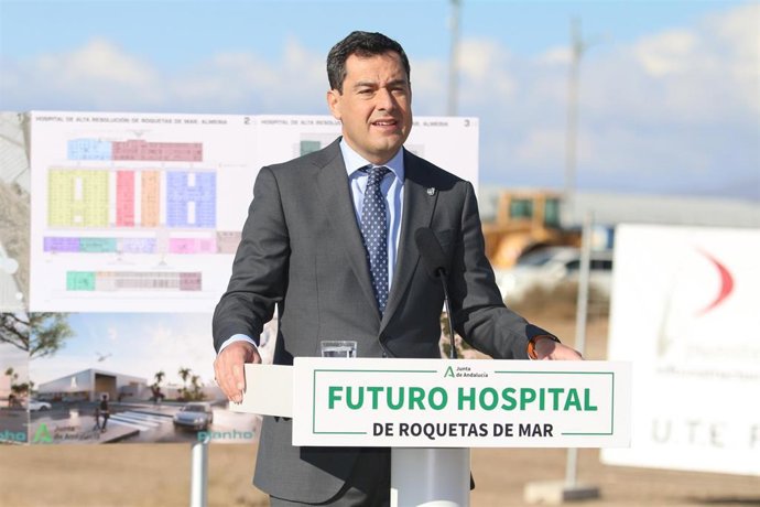 El presidente de la Junta, Juanma Moreno, dirige unas palabras al público asistente, después del acto de la colocación de la primera piedra del nuevo hospital de la localidad de Roquetas de Mar 