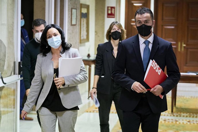 El portavoz del Grupo Parlamentario Socialista en el Congreso de los Diputados, Héctor Gómez (d), a su llegada a una Junta de Portavoces en el Congreso