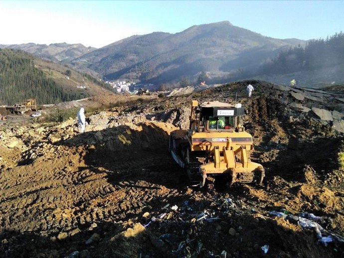 Archivo - Vertedero de Zaldibar días después del derrumbamiento del 6 de febrero de 2020 (archivo)