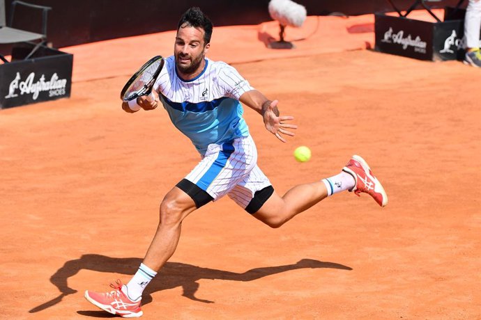 Archivo - 16 September 2020, Italy, Rome: Italian tennis player Salvatore Caruso in action against Serbian Novak Djokovic during their men's singles round of 32 tennis match of the Italian Open tennis tournament at the Foro Italico. Photo: Alfredo Falco