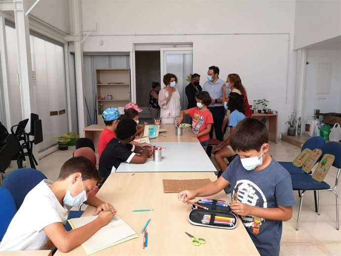 Adela Castaño en una visita a un campamento urbano