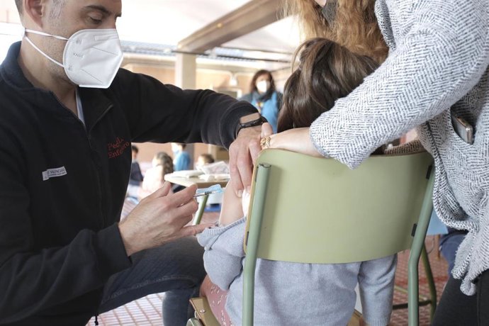 Una niña recibe la vacuna contra el Covid-19