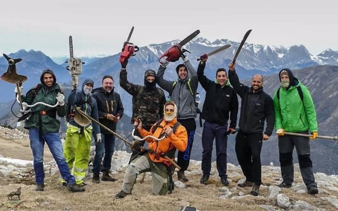 Un grupo de voluntarios de 'Turbón mágico' limpian caminos desde la Plana del Turbón hasta las fuentes de Llert, en 2019.