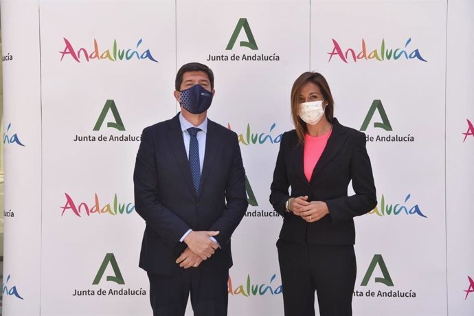 Archivo - El vicepresidente y consejero de Turismo, Regeneración, Justicia y Administración Local, Juan Marín, y la delegada territorial de Turismo en Sevilla, Rosa Hernández