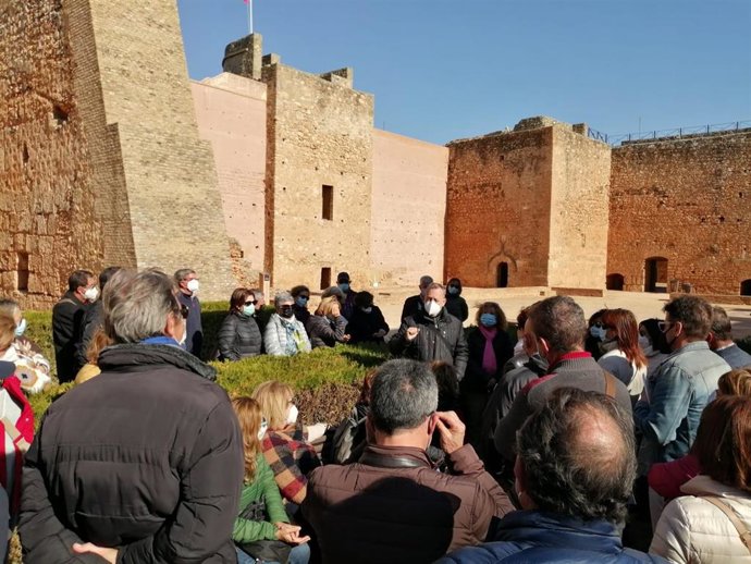 Archivo - Visita de los alumnos del Aula de la Experiencia de la UHU a la Muralla de Niebla en una imagen de archivo,