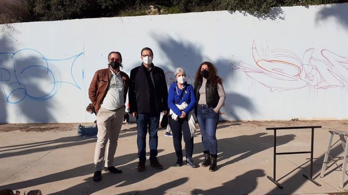 El alcalde de Palma, Jose Hila; la regidora de Infraestructuras y Accesibilidad, Angélica Pastor, y el coordinador de Distrito Ponent, Manuel Fernández, en su visita a los murales de arte urbano efímeros del parque de Sa Riera.