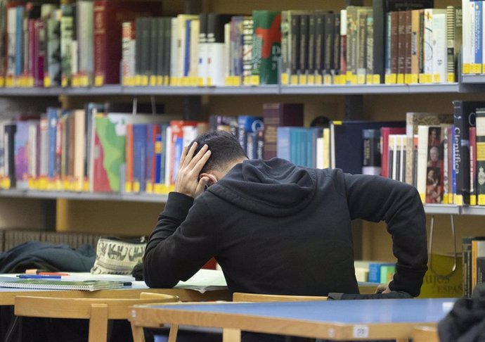 Un estudiante en una biblioteca pública