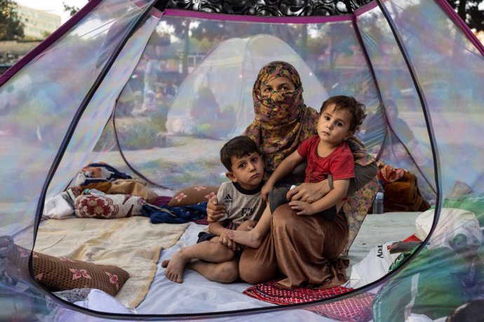 Una familia de desplazados afganos