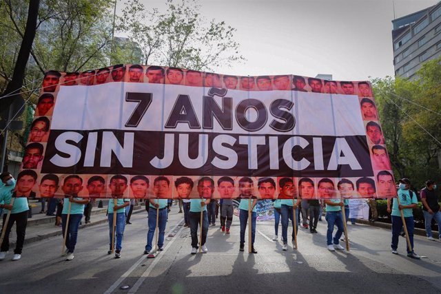 Archivo - Manifestación por los 43 estudiantes normalistas de Ayotizanapa desaparecidos en 2014