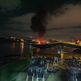 Arden dos embarcaciones frente al puerto de Moaña (Pontevedra).