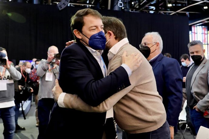 El presidente del Partido Popular de Castilla-La Mancha, Paco Núñez, y el de Castilla y León, Alfonso Fernández Mañueco.