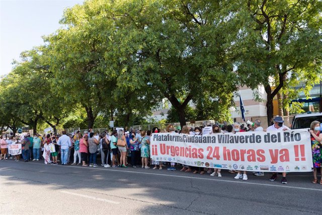 Archivo - Protesta en Sevilla por la situación de los servicios sanitarios