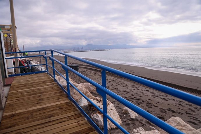 Archivo - Pasarela en la playa de Sacaba de Málaga capital