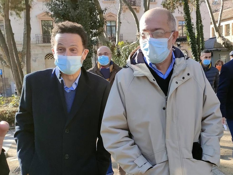 El portavoz de Ciudadanos, Edmundo Bal (i), junto al candidato del partido naranja en las elecciones de Castilla y León, Francisco Igea (d), en Salamanca