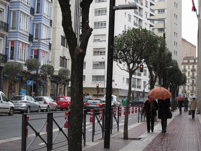 Archivo - Paragüas, lluvia, nieve en Logroño