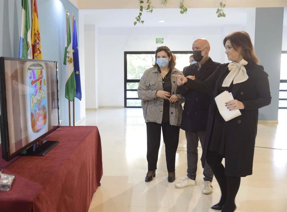 La alcaldesa de Torremolinos, Margarita del Cid, señala un cartel del Pride durante la presentación de la nueva estrategia turística de la localidad que se presentará en Fitur 2022