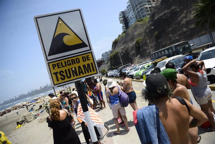 Cartel de aviso de tsunami en una playa de Lima, Perú