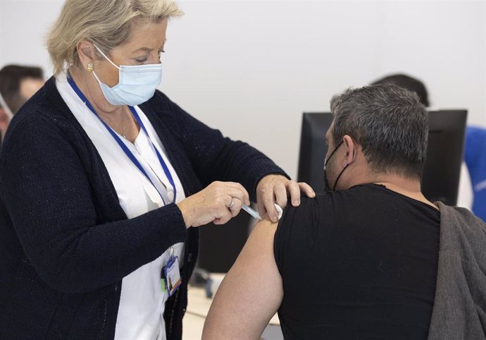 Un hombre recibe la tercera dosis de la vacuna contra el Covid-19.
