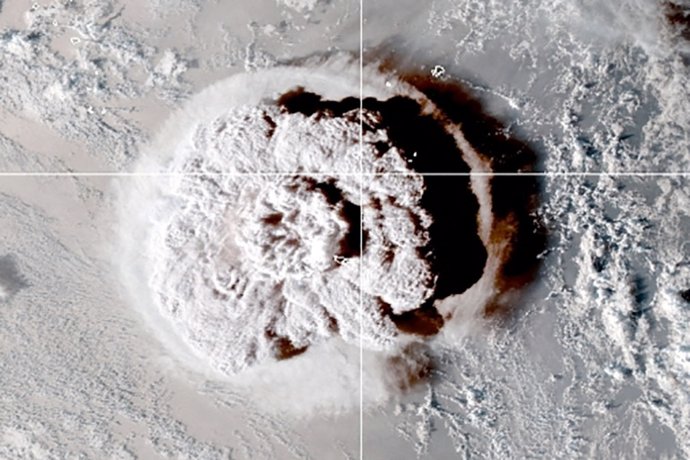 Imagenpublicada por el satélite NOAA GOES-West que muestra la erupción del volcán submarino cerca de la nación insular de Tonga, que desencadenó alertas de tsunami en gran parte del Pacífico Sur este sábado