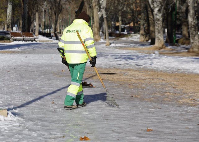 Archivo - Un operario de limpieza trabaja en una superficie helada durante una ola de frío en Albacete