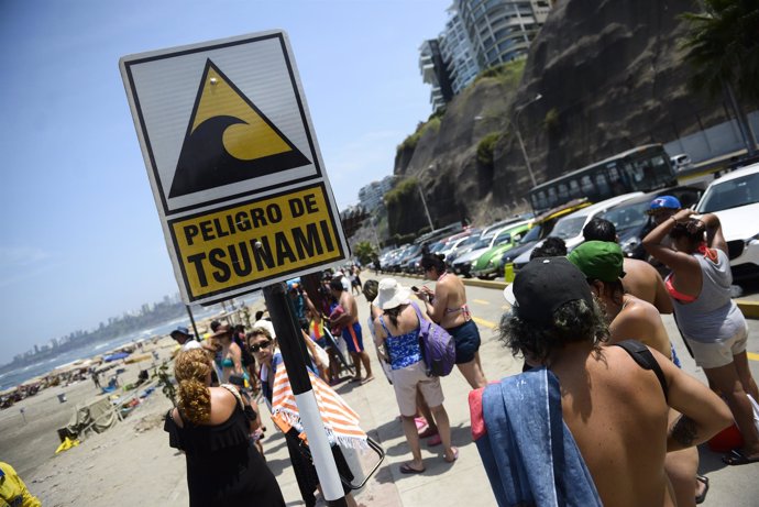 Cartell d'avís de tsunami en una platja de Lima, el Perú