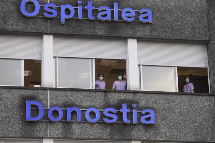 Archivo - Varias sanitarias se asoman a las ventanas del Hospital Donostia 