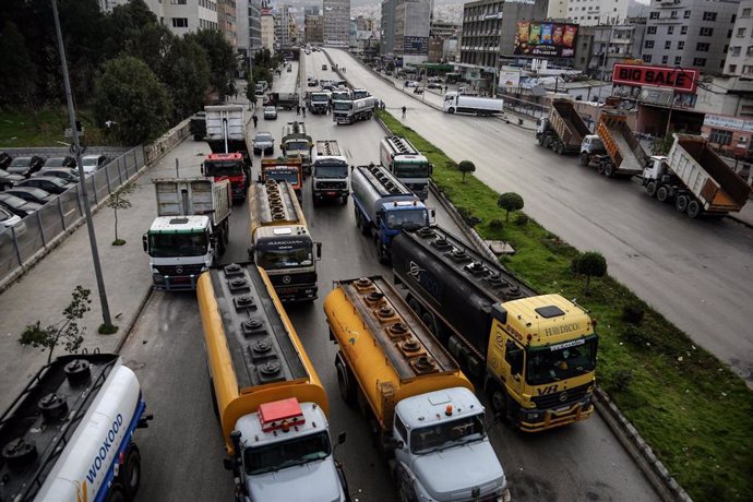 Camiones bloquean una calle en la capital de Líbano, Beirut, durante una protesta por la crisis y el aumento de los precios del combustible