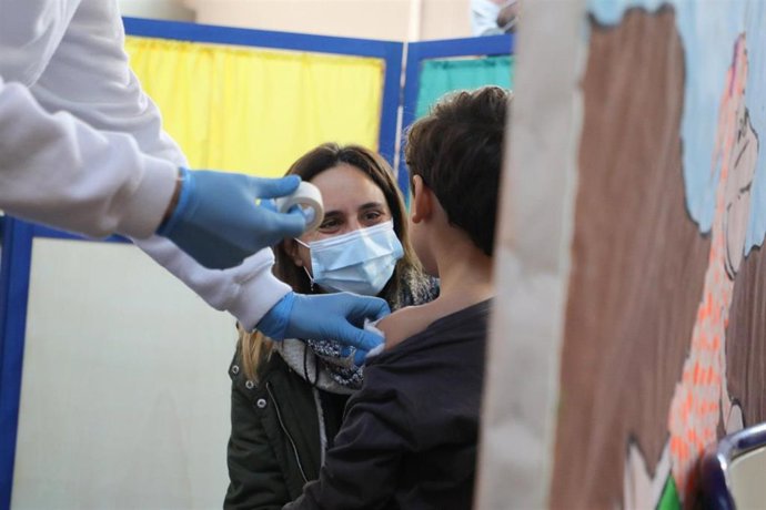 Una persona recibe la vacuna contra la Covid