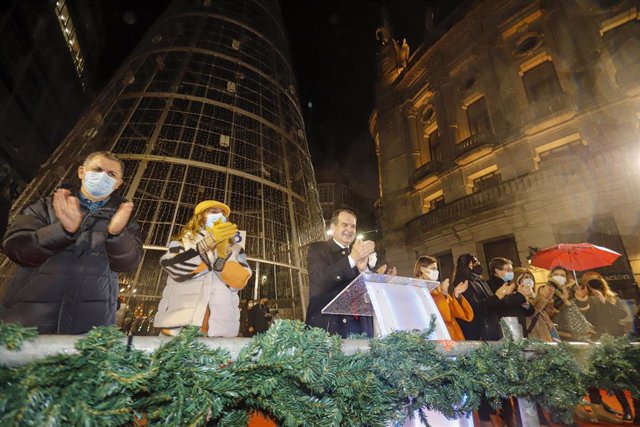 El alcalde de Vigo, Abel Caballero (c), aplaude durante el apagado del alumbrado navideño desde el árbol de Policarpo Sanz, a 16 de enero de 2022, en Vigo, Galicia, (España). 