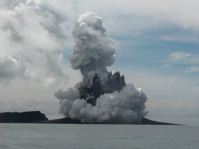 Erupción del volcán submarino Hunga Tonga-Hunga Ha'apai, en Tonga