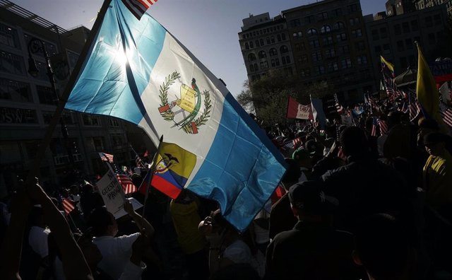 Archivo - Bandera de Guatemala en una manifestación.