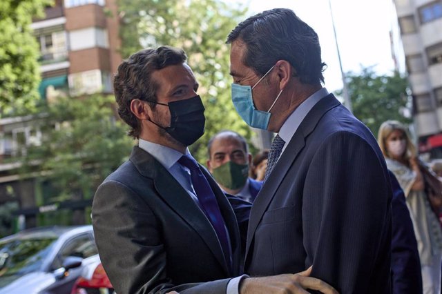 Archivo - El líder del PP, Pablo Casado, saluda al presidente de CEOE, Antonio Garamendi, a su llegada al Curso de Verano 'El futuro de los autónomos y emprendedores en la era Post-Covid', a 1 de julio de 2021, en la Universidad Rey Juan Carlos, Madrid,