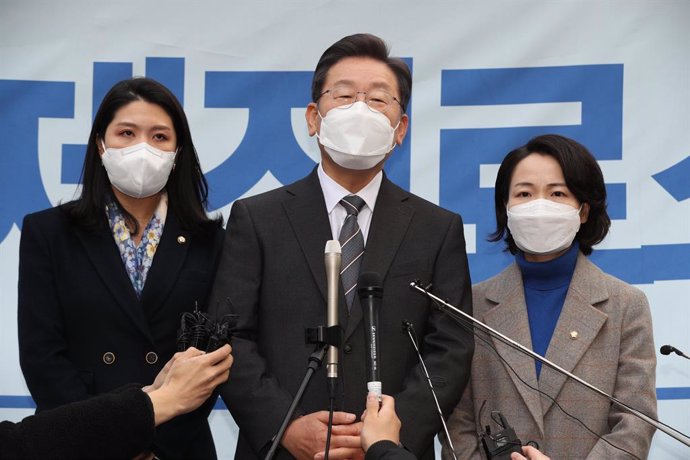 Archivo - 15 December 2021, South Korea, Seoul: Lee Jae-myung (C), presidential candidate of the South Korean ruling Democratic Party, speaks to reporters during a visit to a screening clinic for coronavirus tests at Boramae Medical Center.  South Korea