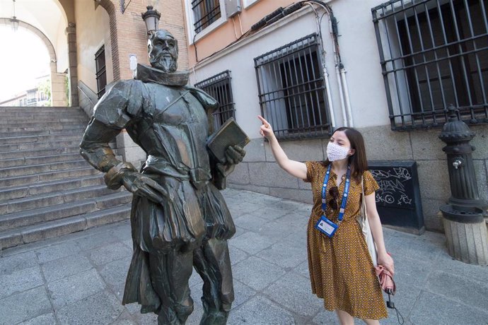 Archivo - La guía turística Irene Criado, creadora de la plataforma KM0, muestra la estatua dedica a Miguel de Cervantes a través de vídeos durante la pandemia de Covid-19, en Toledo (Castilla-La Mancha), a 22 de mayo de 2020.