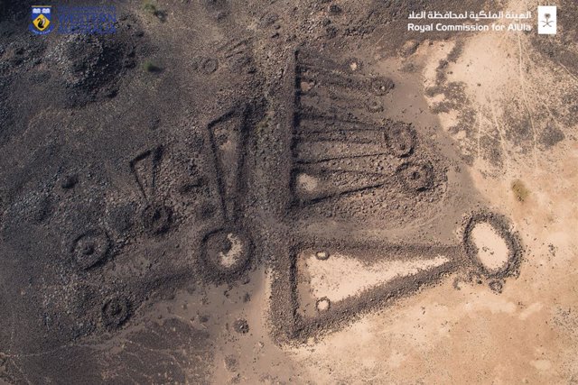 Tumbas en forma de ojo de cerradura que flanquean un camino funerario en el Oasis al Ha'it.